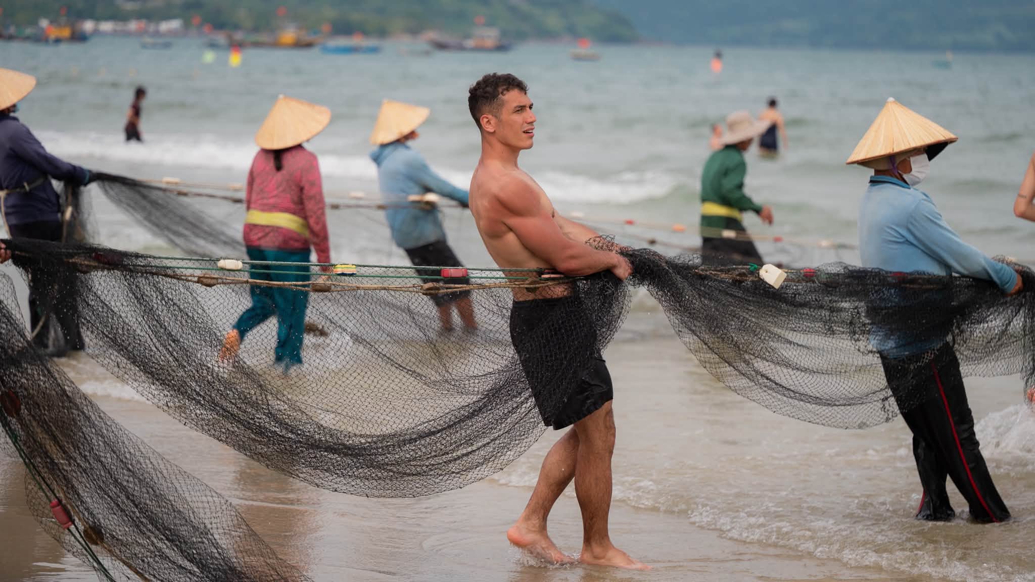 Du kh&aacute;ch k&eacute;o lưới c&ugrave;ng ngư d&acirc;n tại chợ c&aacute; b&igrave;nh minh M&acirc;n Th&aacute;i