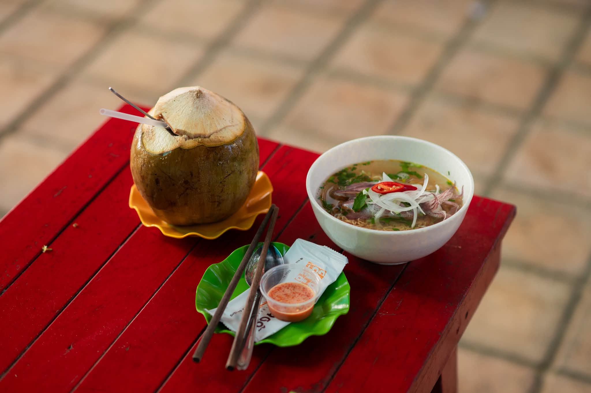 Thưởng thức m&igrave; t&ocirc;m mực hải sản tươi b&ecirc;n bờ biển Đ&agrave; Nẵng