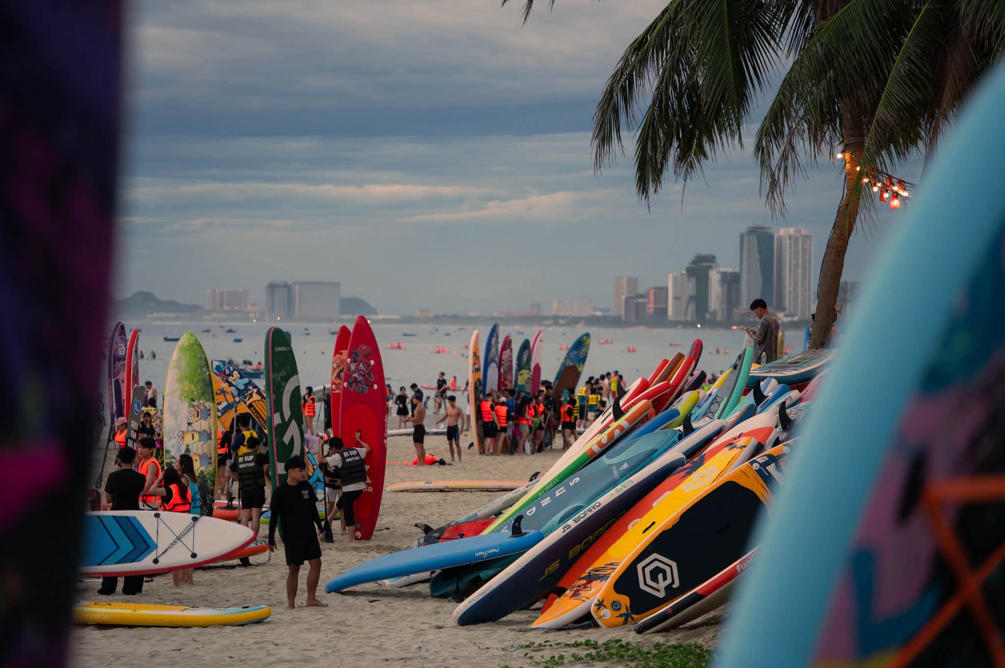 Du kh&aacute;ch ch&egrave;o SUP ngắm b&igrave;nh minh tr&ecirc;n biển M&acirc;n Th&aacute;i